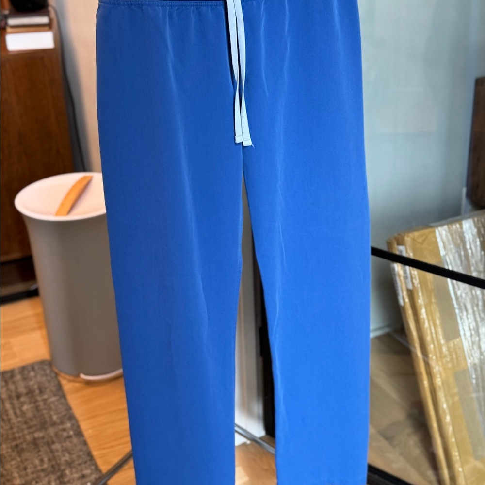 Women’s FIGS Scrub Bottoms- Blue- Medium Tall